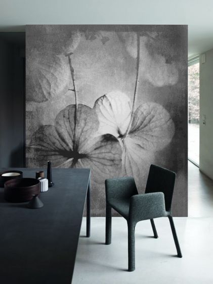 Luxusní vliesová tapeta „Hydrangea in gray” z kolekce Beton story